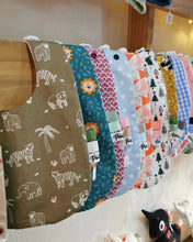 Charger l'image dans la galerie, Les bavoirs : Classiques (doublure nid d'abeille)