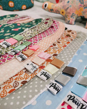 Charger l'image dans la galerie, Les bavoirs : Classiques (doublure nid d'abeille)